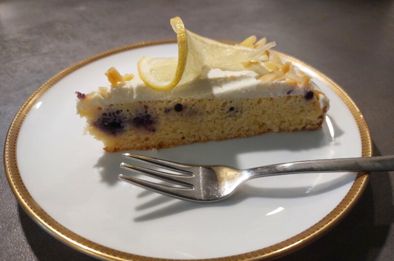 Zitronenkuchen mit Heidelbeeren