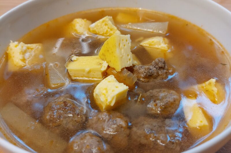 Kohlrabi-Eintopf mit Fleischbällchen und Eierstich