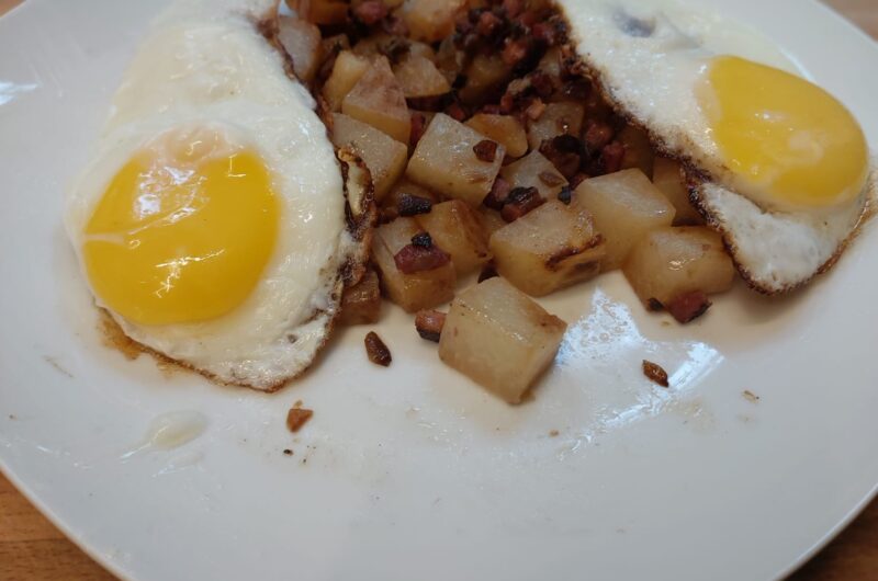 Keto Bauernfrühstück mit Spiegeleiern